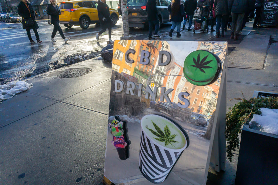 שלט כניסה לחנות משקאות CBD