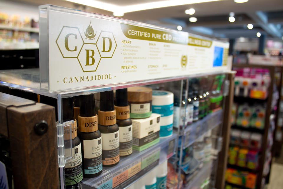 מוצרי CBD במדף בחנות טבע ותוספי מזון