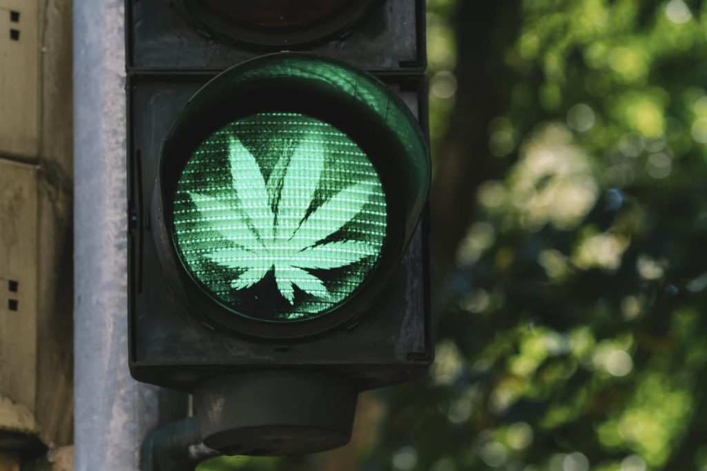 קיימת מגמה עולמית להחריג את CBD מצמח הקנאביס בשל מחסור בהשפעות פסיכואקטיביות
