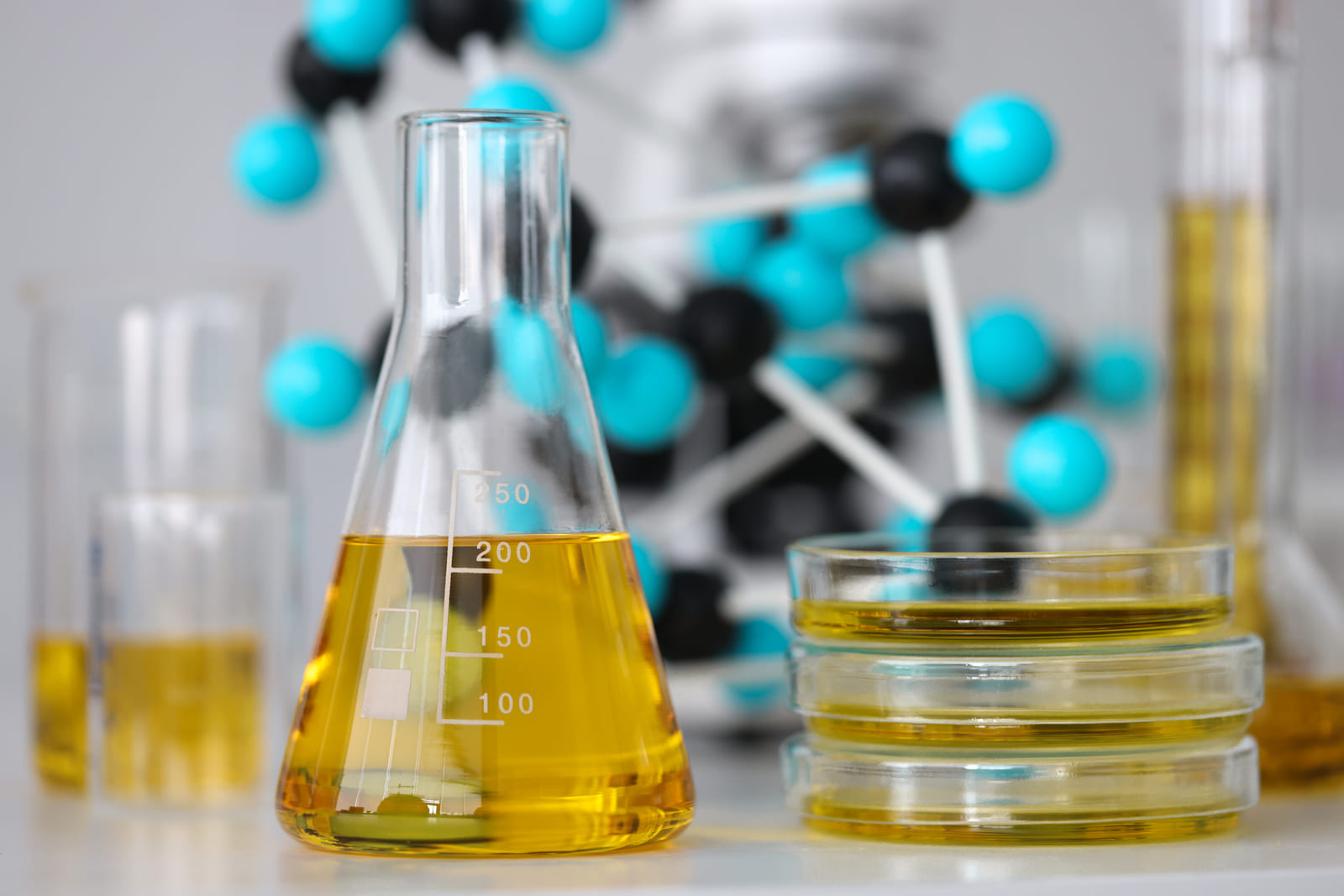 CBD טבעי לעומת CBD סינתטי: כל מה שחשוב לדעת