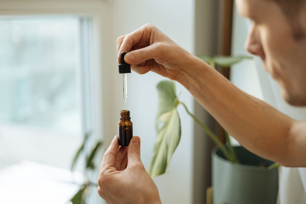 CBD אינו פסיכואקטיבי, אך יוצר תחושה של רוגע ושלווה לאחר הצריכה
