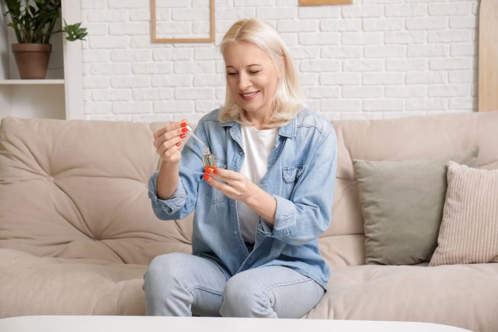 CBD מקיים אינטראקציה עם המערכת האנדוקנבינואידית ויוצר השפעות כמו שיכוך כאבים וחרדה
