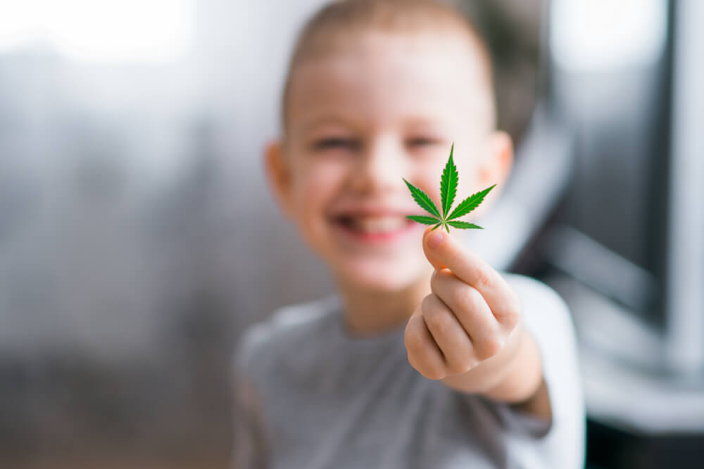 CBD לילדים: הסיבות, הסיכונים, והאם זה כדאי?