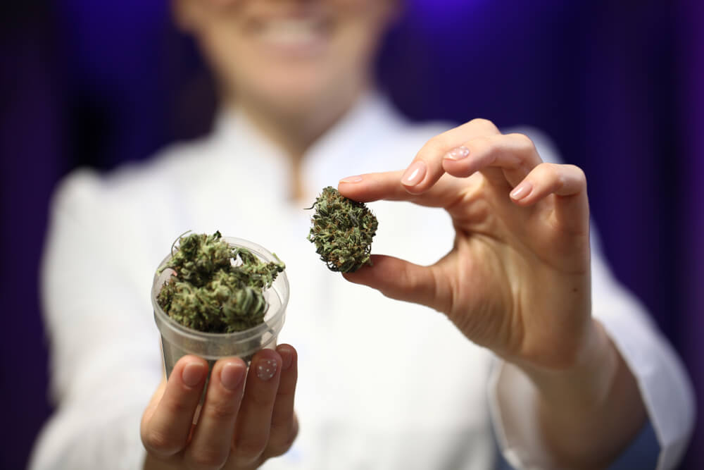 נמצא כי THC עשוי להקל על תסמינים נוירולוגיים, כולל טיקים