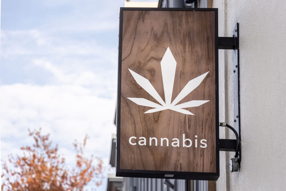 בקנדה ובמדינות נוספות, CBD מוסדר תחת חוקי הקנאביס ונמכר בחנויות מורשות